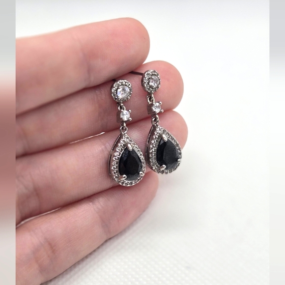 Le Chateau Earrings - Picture 2 of 2